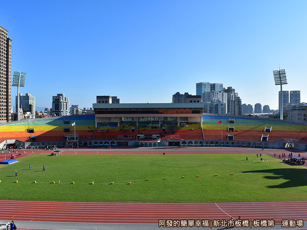 第一運動場07-看台上的視野如被彩虹圍成的運動場.JPG