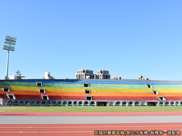 第一運動場04-彩虹般色澤的看台區.JPG