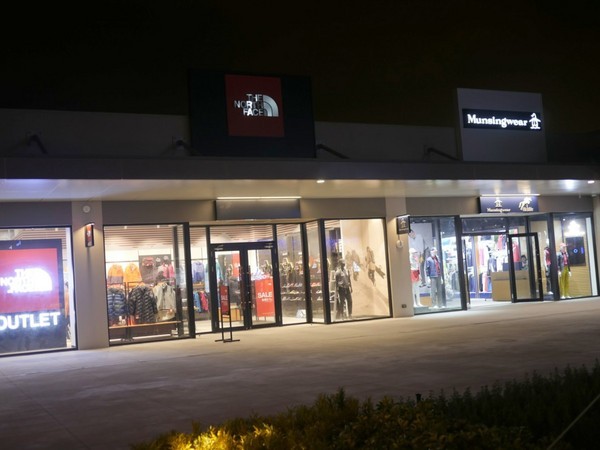 MITSUI OUTLET PARK 台中港(台中三井Outlet):【景點】台中三井Outlet-Mitsui Outlet Park 台中港@梧棲台中港區&梧棲老街 : 8字形的購物街, 價格不是很漂亮,據說未來會有電影院? 建議12/12正式開幕後再去, 目前很多都沒好, 店也關得早, 吃東西更要排到天荒地老