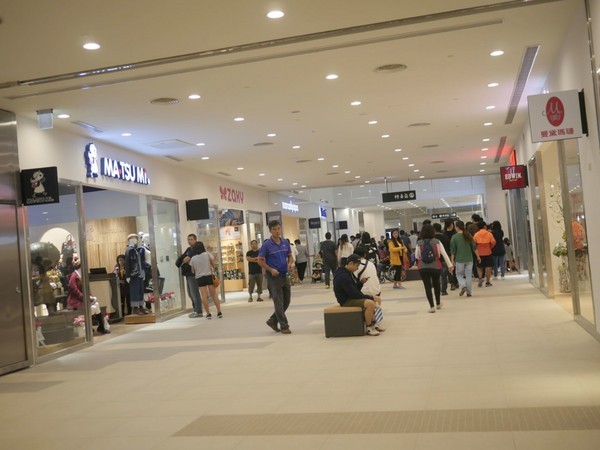 MITSUI OUTLET PARK 台中港(台中三井Outlet):【景點】台中三井Outlet-Mitsui Outlet Park 台中港@梧棲台中港區&梧棲老街 : 8字形的購物街, 價格不是很漂亮,據說未來會有電影院? 建議12/12正式開幕後再去, 目前很多都沒好, 店也關得早, 吃東西更要排到天荒地老