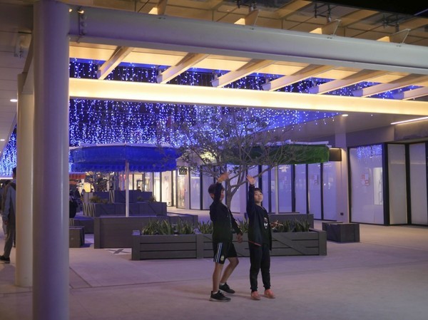 MITSUI OUTLET PARK 台中港(台中三井Outlet):【景點】台中三井Outlet-Mitsui Outlet Park 台中港@梧棲台中港區&梧棲老街 : 8字形的購物街, 價格不是很漂亮,據說未來會有電影院? 建議12/12正式開幕後再去, 目前很多都沒好, 店也關得早, 吃東西更要排到天荒地老