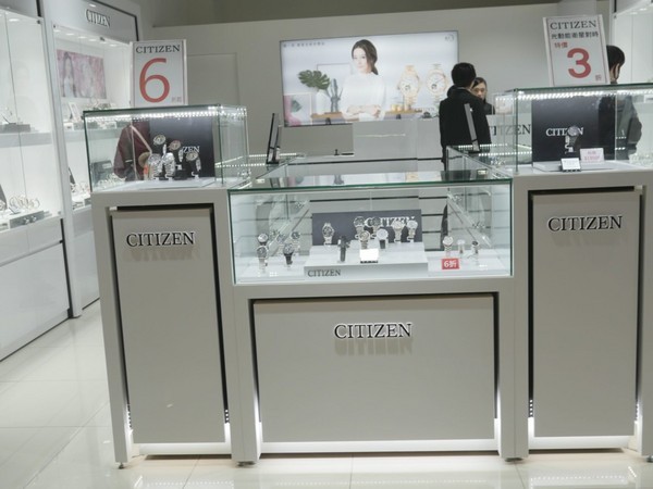 MITSUI OUTLET PARK 台中港(台中三井Outlet):【景點】台中三井Outlet-Mitsui Outlet Park 台中港@梧棲台中港區&梧棲老街 : 8字形的購物街, 價格不是很漂亮,據說未來會有電影院? 建議12/12正式開幕後再去, 目前很多都沒好, 店也關得早, 吃東西更要排到天荒地老