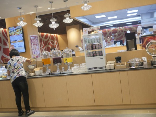 MITSUI OUTLET PARK 台中港(台中三井Outlet):【景點】台中三井Outlet-Mitsui Outlet Park 台中港@梧棲台中港區&梧棲老街 : 8字形的購物街, 價格不是很漂亮,據說未來會有電影院? 建議12/12正式開幕後再去, 目前很多都沒好, 店也關得早, 吃東西更要排到天荒地老