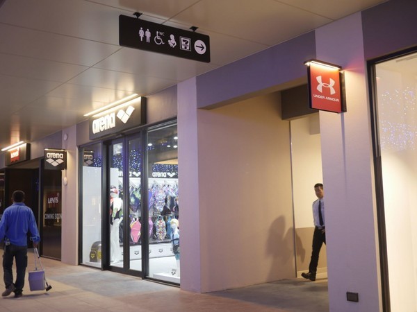 MITSUI OUTLET PARK 台中港(台中三井Outlet):【景點】台中三井Outlet-Mitsui Outlet Park 台中港@梧棲台中港區&梧棲老街 : 8字形的購物街, 價格不是很漂亮,據說未來會有電影院? 建議12/12正式開幕後再去, 目前很多都沒好, 店也關得早, 吃東西更要排到天荒地老