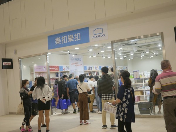 MITSUI OUTLET PARK 台中港(台中三井Outlet):【景點】台中三井Outlet-Mitsui Outlet Park 台中港@梧棲台中港區&梧棲老街 : 8字形的購物街, 價格不是很漂亮,據說未來會有電影院? 建議12/12正式開幕後再去, 目前很多都沒好, 店也關得早, 吃東西更要排到天荒地老