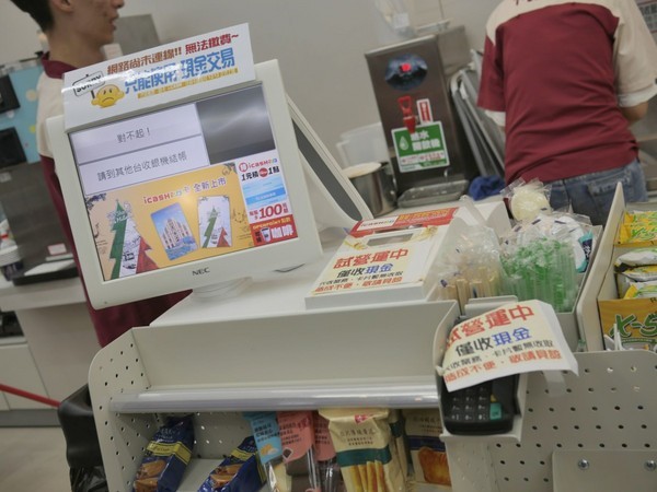 MITSUI OUTLET PARK 台中港(台中三井Outlet):【景點】台中三井Outlet-Mitsui Outlet Park 台中港@梧棲台中港區&梧棲老街 : 8字形的購物街, 價格不是很漂亮,據說未來會有電影院? 建議12/12正式開幕後再去, 目前很多都沒好, 店也關得早, 吃東西更要排到天荒地老