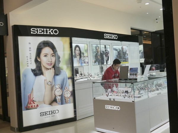 MITSUI OUTLET PARK 台中港(台中三井Outlet):【景點】台中三井Outlet-Mitsui Outlet Park 台中港@梧棲台中港區&梧棲老街 : 8字形的購物街, 價格不是很漂亮,據說未來會有電影院? 建議12/12正式開幕後再去, 目前很多都沒好, 店也關得早, 吃東西更要排到天荒地老