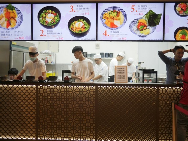 MITSUI OUTLET PARK 台中港(台中三井Outlet):【景點】台中三井Outlet-Mitsui Outlet Park 台中港@梧棲台中港區&梧棲老街 : 8字形的購物街, 價格不是很漂亮,據說未來會有電影院? 建議12/12正式開幕後再去, 目前很多都沒好, 店也關得早, 吃東西更要排到天荒地老