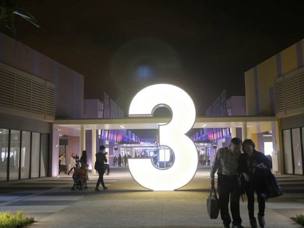 MITSUI OUTLET PARK 台中港(台中三井Outlet):【景點】台中三井Outlet-Mitsui Outlet Park 台中港@梧棲台中港區&梧棲老街 : 8字形的購物街, 價格不是很漂亮,據說未來會有電影院? 建議12/12正式開幕後再去, 目前很多都沒好, 店也關得早, 吃東西更要排到天荒地老