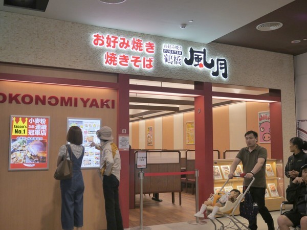 MITSUI OUTLET PARK 台中港(台中三井Outlet):【景點】台中三井Outlet-Mitsui Outlet Park 台中港@梧棲台中港區&梧棲老街 : 8字形的購物街, 價格不是很漂亮,據說未來會有電影院? 建議12/12正式開幕後再去, 目前很多都沒好, 店也關得早, 吃東西更要排到天荒地老