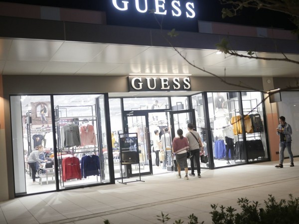 MITSUI OUTLET PARK 台中港(台中三井Outlet):【景點】台中三井Outlet-Mitsui Outlet Park 台中港@梧棲台中港區&梧棲老街 : 8字形的購物街, 價格不是很漂亮,據說未來會有電影院? 建議12/12正式開幕後再去, 目前很多都沒好, 店也關得早, 吃東西更要排到天荒地老