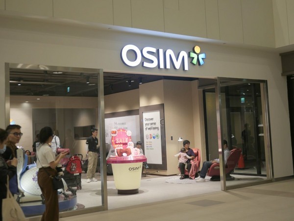 MITSUI OUTLET PARK 台中港(台中三井Outlet):【景點】台中三井Outlet-Mitsui Outlet Park 台中港@梧棲台中港區&梧棲老街 : 8字形的購物街, 價格不是很漂亮,據說未來會有電影院? 建議12/12正式開幕後再去, 目前很多都沒好, 店也關得早, 吃東西更要排到天荒地老