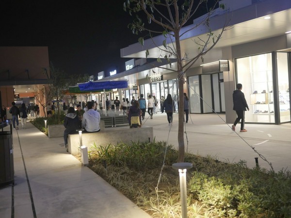 MITSUI OUTLET PARK 台中港(台中三井Outlet):【景點】台中三井Outlet-Mitsui Outlet Park 台中港@梧棲台中港區&梧棲老街 : 8字形的購物街, 價格不是很漂亮,據說未來會有電影院? 建議12/12正式開幕後再去, 目前很多都沒好, 店也關得早, 吃東西更要排到天荒地老