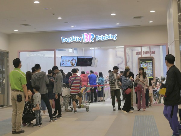 MITSUI OUTLET PARK 台中港(台中三井Outlet):【景點】台中三井Outlet-Mitsui Outlet Park 台中港@梧棲台中港區&梧棲老街 : 8字形的購物街, 價格不是很漂亮,據說未來會有電影院? 建議12/12正式開幕後再去, 目前很多都沒好, 店也關得早, 吃東西更要排到天荒地老