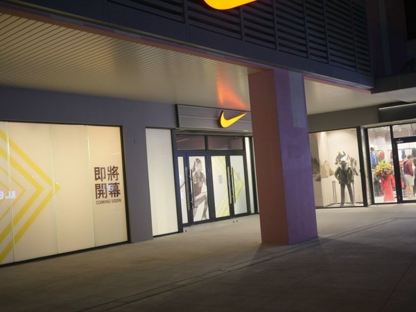 MITSUI OUTLET PARK 台中港(台中三井Outlet):【景點】台中三井Outlet-Mitsui Outlet Park 台中港@梧棲台中港區&梧棲老街 : 8字形的購物街, 價格不是很漂亮,據說未來會有電影院? 建議12/12正式開幕後再去, 目前很多都沒好, 店也關得早, 吃東西更要排到天荒地老