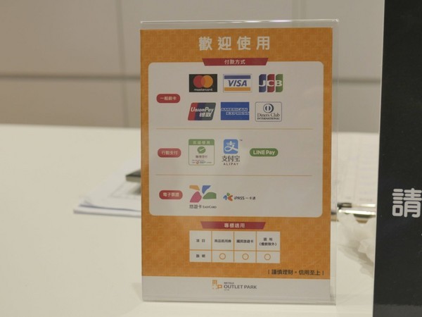 MITSUI OUTLET PARK 台中港(台中三井Outlet):【景點】台中三井Outlet-Mitsui Outlet Park 台中港@梧棲台中港區&梧棲老街 : 8字形的購物街, 價格不是很漂亮,據說未來會有電影院? 建議12/12正式開幕後再去, 目前很多都沒好, 店也關得早, 吃東西更要排到天荒地老