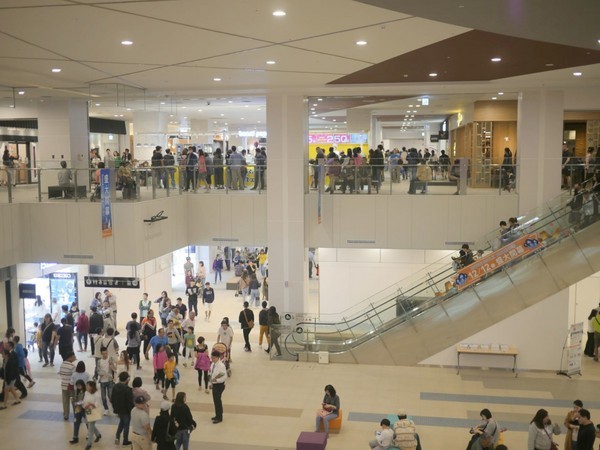 MITSUI OUTLET PARK 台中港(台中三井Outlet):【景點】台中三井Outlet-Mitsui Outlet Park 台中港@梧棲台中港區&梧棲老街 : 8字形的購物街, 價格不是很漂亮,據說未來會有電影院? 建議12/12正式開幕後再去, 目前很多都沒好, 店也關得早, 吃東西更要排到天荒地老