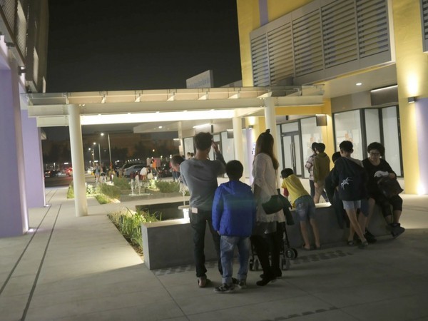 MITSUI OUTLET PARK 台中港(台中三井Outlet):【景點】台中三井Outlet-Mitsui Outlet Park 台中港@梧棲台中港區&梧棲老街 : 8字形的購物街, 價格不是很漂亮,據說未來會有電影院? 建議12/12正式開幕後再去, 目前很多都沒好, 店也關得早, 吃東西更要排到天荒地老