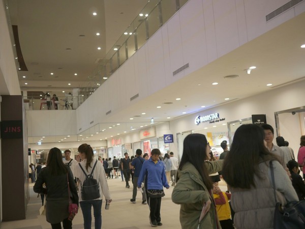 MITSUI OUTLET PARK 台中港(台中三井Outlet):【景點】台中三井Outlet-Mitsui Outlet Park 台中港@梧棲台中港區&梧棲老街 : 8字形的購物街, 價格不是很漂亮,據說未來會有電影院? 建議12/12正式開幕後再去, 目前很多都沒好, 店也關得早, 吃東西更要排到天荒地老
