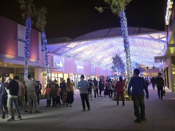 MITSUI OUTLET PARK 台中港(台中三井Outlet):【景點】台中三井Outlet-Mitsui Outlet Park 台中港@梧棲台中港區&梧棲老街 : 8字形的購物街, 價格不是很漂亮,據說未來會有電影院? 建議12/12正式開幕後再去, 目前很多都沒好, 店也關得早, 吃東西更要排到天荒地老