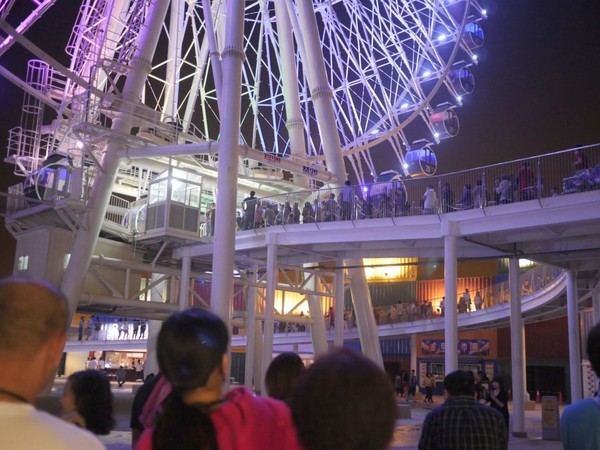 MITSUI OUTLET PARK 台中港(台中三井Outlet):【景點】台中三井Outlet-Mitsui Outlet Park 台中港@梧棲台中港區&梧棲老街 : 8字形的購物街, 價格不是很漂亮,據說未來會有電影院? 建議12/12正式開幕後再去, 目前很多都沒好, 店也關得早, 吃東西更要排到天荒地老