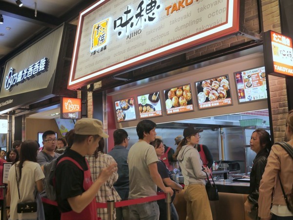 MITSUI OUTLET PARK 台中港(台中三井Outlet):【景點】台中三井Outlet-Mitsui Outlet Park 台中港@梧棲台中港區&梧棲老街 : 8字形的購物街, 價格不是很漂亮,據說未來會有電影院? 建議12/12正式開幕後再去, 目前很多都沒好, 店也關得早, 吃東西更要排到天荒地老