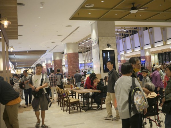 MITSUI OUTLET PARK 台中港(台中三井Outlet):【景點】台中三井Outlet-Mitsui Outlet Park 台中港@梧棲台中港區&梧棲老街 : 8字形的購物街, 價格不是很漂亮,據說未來會有電影院? 建議12/12正式開幕後再去, 目前很多都沒好, 店也關得早, 吃東西更要排到天荒地老
