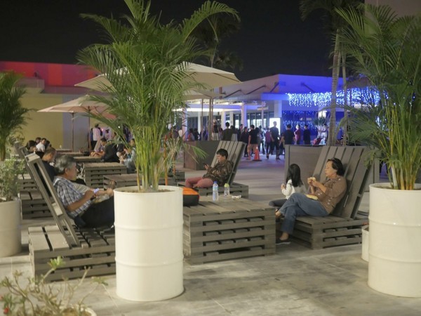 MITSUI OUTLET PARK 台中港(台中三井Outlet):【景點】台中三井Outlet-Mitsui Outlet Park 台中港@梧棲台中港區&梧棲老街 : 8字形的購物街, 價格不是很漂亮,據說未來會有電影院? 建議12/12正式開幕後再去, 目前很多都沒好, 店也關得早, 吃東西更要排到天荒地老