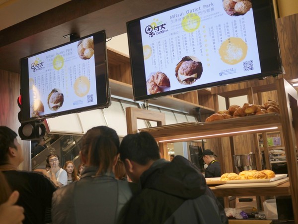 MITSUI OUTLET PARK 台中港(台中三井Outlet):【景點】台中三井Outlet-Mitsui Outlet Park 台中港@梧棲台中港區&梧棲老街 : 8字形的購物街, 價格不是很漂亮,據說未來會有電影院? 建議12/12正式開幕後再去, 目前很多都沒好, 店也關得早, 吃東西更要排到天荒地老