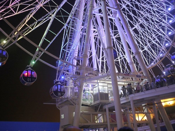 MITSUI OUTLET PARK 台中港(台中三井Outlet):【景點】台中三井Outlet-Mitsui Outlet Park 台中港@梧棲台中港區&梧棲老街 : 8字形的購物街, 價格不是很漂亮,據說未來會有電影院? 建議12/12正式開幕後再去, 目前很多都沒好, 店也關得早, 吃東西更要排到天荒地老