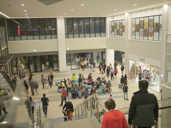 MITSUI OUTLET PARK 台中港(台中三井Outlet):【景點】台中三井Outlet-Mitsui Outlet Park 台中港@梧棲台中港區&梧棲老街 : 8字形的購物街, 價格不是很漂亮,據說未來會有電影院? 建議12/12正式開幕後再去, 目前很多都沒好, 店也關得早, 吃東西更要排到天荒地老