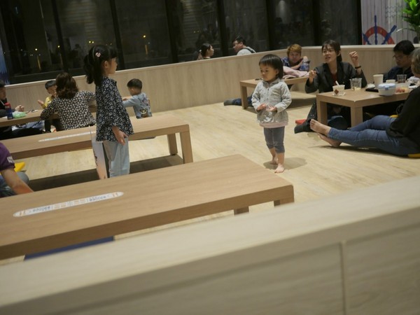 MITSUI OUTLET PARK 台中港(台中三井Outlet):【景點】台中三井Outlet-Mitsui Outlet Park 台中港@梧棲台中港區&梧棲老街 : 8字形的購物街, 價格不是很漂亮,據說未來會有電影院? 建議12/12正式開幕後再去, 目前很多都沒好, 店也關得早, 吃東西更要排到天荒地老