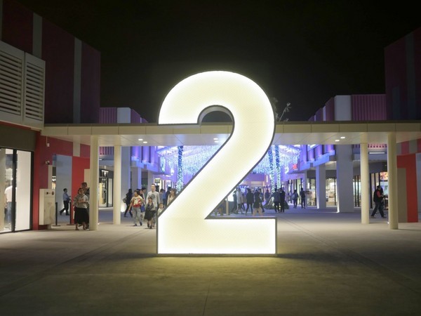 MITSUI OUTLET PARK 台中港(台中三井Outlet):【景點】台中三井Outlet-Mitsui Outlet Park 台中港@梧棲台中港區&梧棲老街 : 8字形的購物街, 價格不是很漂亮,據說未來會有電影院? 建議12/12正式開幕後再去, 目前很多都沒好, 店也關得早, 吃東西更要排到天荒地老