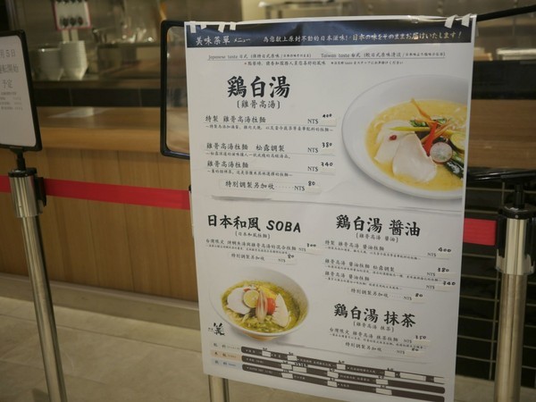 MITSUI OUTLET PARK 台中港(台中三井Outlet):【景點】台中三井Outlet-Mitsui Outlet Park 台中港@梧棲台中港區&梧棲老街 : 8字形的購物街, 價格不是很漂亮,據說未來會有電影院? 建議12/12正式開幕後再去, 目前很多都沒好, 店也關得早, 吃東西更要排到天荒地老