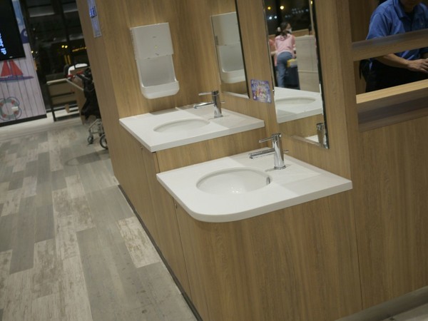 MITSUI OUTLET PARK 台中港(台中三井Outlet):【景點】台中三井Outlet-Mitsui Outlet Park 台中港@梧棲台中港區&梧棲老街 : 8字形的購物街, 價格不是很漂亮,據說未來會有電影院? 建議12/12正式開幕後再去, 目前很多都沒好, 店也關得早, 吃東西更要排到天荒地老