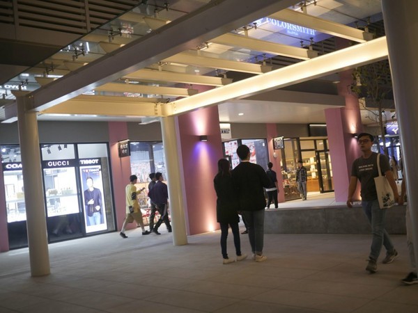 MITSUI OUTLET PARK 台中港(台中三井Outlet):【景點】台中三井Outlet-Mitsui Outlet Park 台中港@梧棲台中港區&梧棲老街 : 8字形的購物街, 價格不是很漂亮,據說未來會有電影院? 建議12/12正式開幕後再去, 目前很多都沒好, 店也關得早, 吃東西更要排到天荒地老