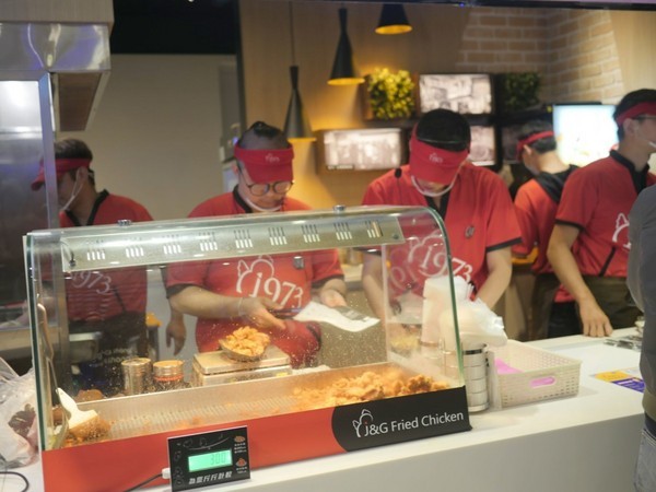 MITSUI OUTLET PARK 台中港(台中三井Outlet):【景點】台中三井Outlet-Mitsui Outlet Park 台中港@梧棲台中港區&梧棲老街 : 8字形的購物街, 價格不是很漂亮,據說未來會有電影院? 建議12/12正式開幕後再去, 目前很多都沒好, 店也關得早, 吃東西更要排到天荒地老