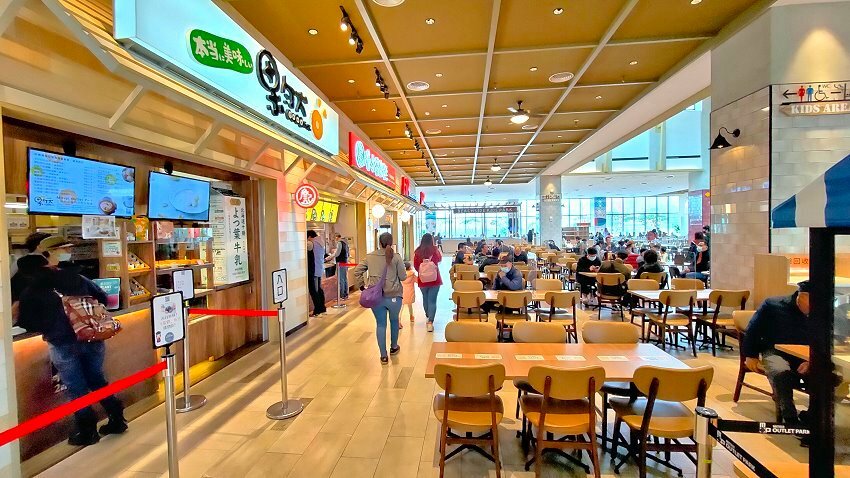 【台中景點】台中三井OUTLET.超過40家美食餐廳+貨櫃市集整理!