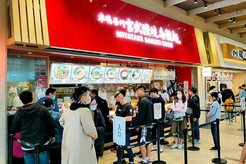 【台中景點】台中三井OUTLET.超過40家美食餐廳+貨櫃市集整理!