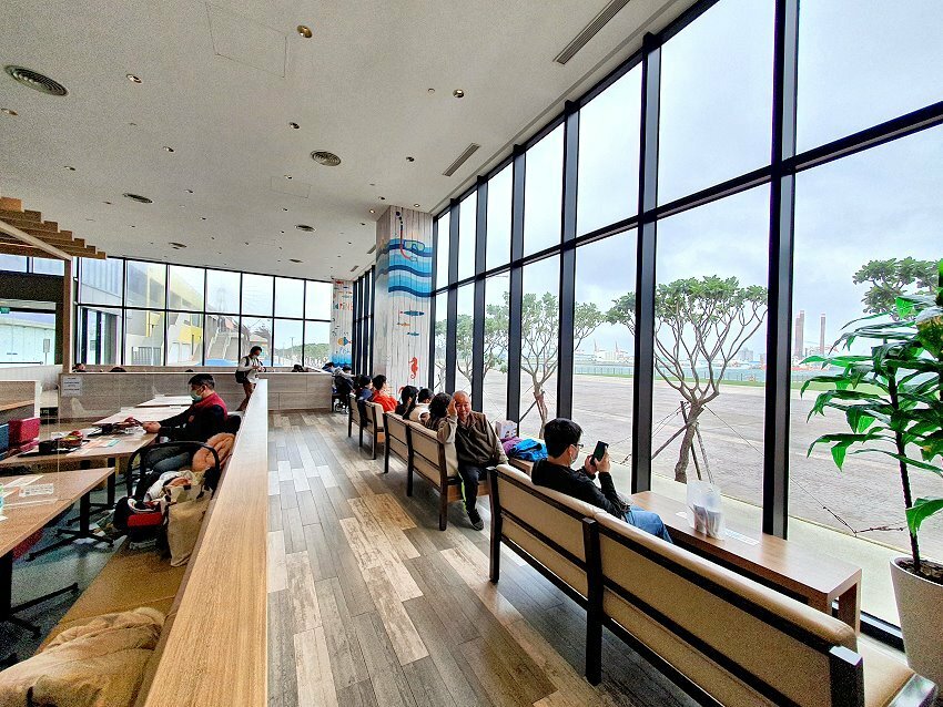 【台中景點】台中三井OUTLET.超過40家美食餐廳+貨櫃市集整理!