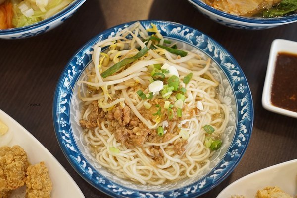 六羨茶食堂(大里東榮店)：CP值超高的復古泡沫紅茶店 內用茶飲25元起 超推點心 炸物 比臉大雞排飯 冬天還有火鍋 六羨茶食堂