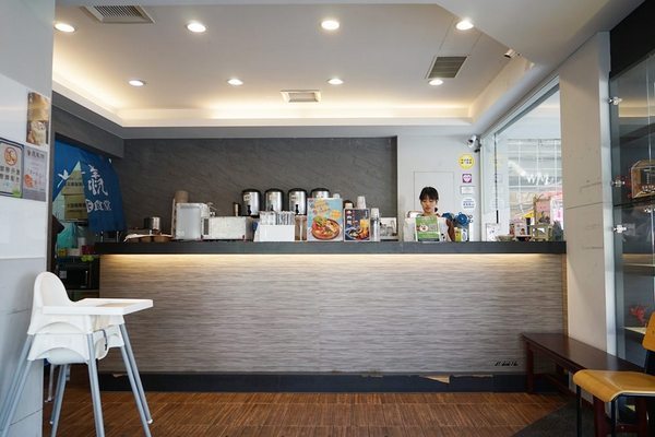 六羨茶食堂(大里東榮店)：CP值超高的復古泡沫紅茶店 內用茶飲25元起 超推點心 炸物 比臉大雞排飯 冬天還有火鍋 六羨茶食堂