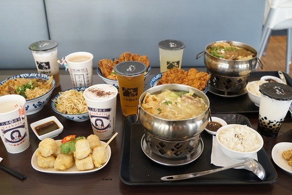 六羨茶食堂(大里東榮店)：CP值超高的復古泡沫紅茶店 內用茶飲25元起 超推點心 炸物 比臉大雞排飯 冬天還有火鍋 六羨茶食堂