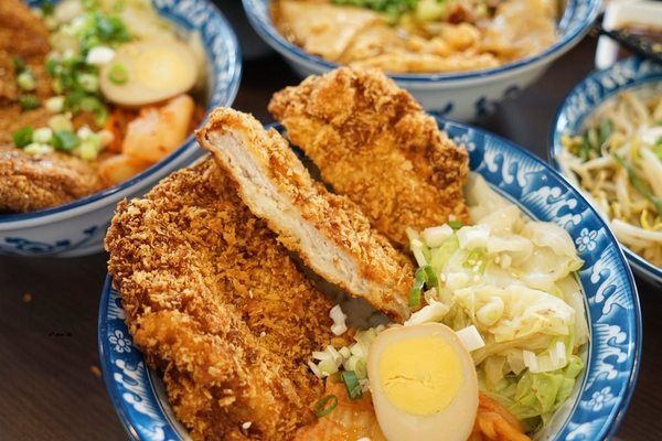 六羨茶食堂(大里東榮店)：CP值超高的復古泡沫紅茶店 內用茶飲25元起 超推點心 炸物 比臉大雞排飯 冬天還有火鍋 六羨茶食堂