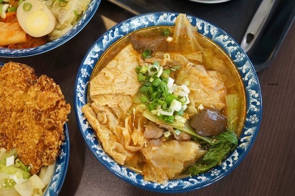 六羨茶食堂(大里東榮店)：CP值超高的復古泡沫紅茶店 內用茶飲25元起 超推點心 炸物 比臉大雞排飯 冬天還有火鍋 六羨茶食堂