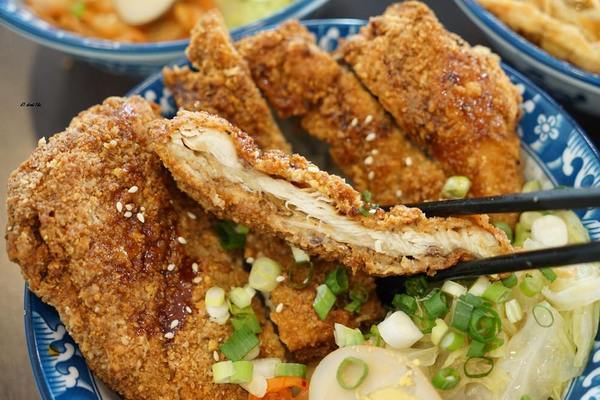 六羨茶食堂(大里東榮店)：CP值超高的復古泡沫紅茶店 內用茶飲25元起 超推點心 炸物 比臉大雞排飯 冬天還有火鍋 六羨茶食堂