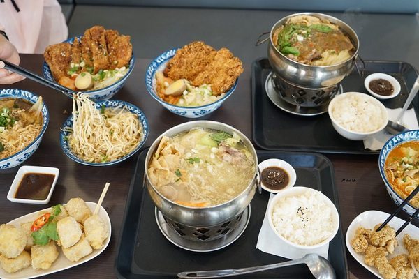 六羨茶食堂(大里東榮店)：CP值超高的復古泡沫紅茶店 內用茶飲25元起 超推點心 炸物 比臉大雞排飯 冬天還有火鍋 六羨茶食堂