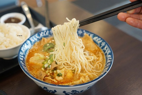 六羨茶食堂(大里東榮店)：CP值超高的復古泡沫紅茶店 內用茶飲25元起 超推點心 炸物 比臉大雞排飯 冬天還有火鍋 六羨茶食堂