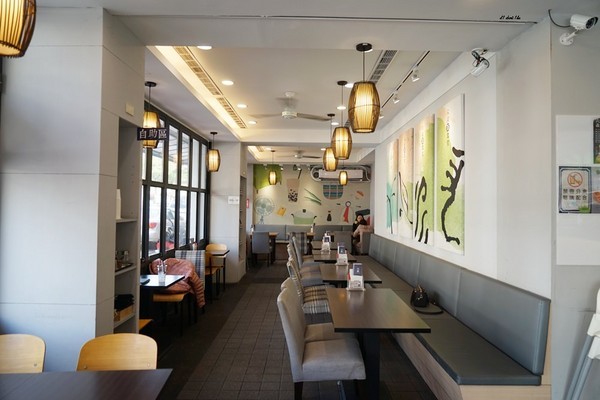 六羨茶食堂(大里東榮店)：CP值超高的復古泡沫紅茶店 內用茶飲25元起 超推點心 炸物 比臉大雞排飯 冬天還有火鍋 六羨茶食堂