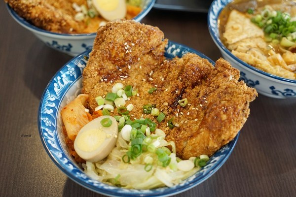 六羨茶食堂(大里東榮店)：CP值超高的復古泡沫紅茶店 內用茶飲25元起 超推點心 炸物 比臉大雞排飯 冬天還有火鍋 六羨茶食堂